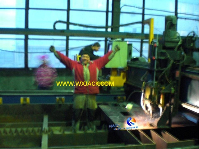 4 CNC Drilling and Cutting Machine 10 CIMG3668